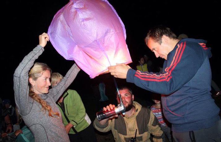 Запуск ночного фонаря в Дамхурце
